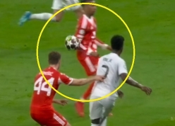 Tài huống chạm tay gây tranh cãi trong trận thua của Real Madird