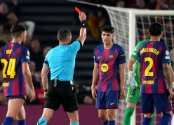 Xử ép Barca, trọng tài chính thức nhận đòn giáng mạnh từ UEFA