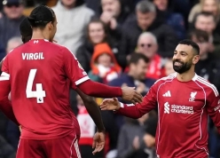 Salah rực sáng, Liverpool áp sát MU trên bảng xếp hạng