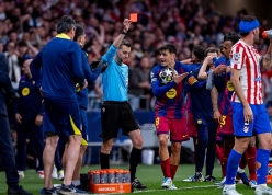 Tranh cãi dữ dội trong trận thua của Barca trước Atletico Madrid