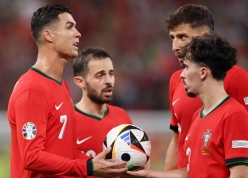 Ronaldo nhận hung tin từ 'nhạc trưởng' số 1 Bồ Đào Nha