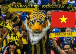 CĐV Malaysia đồng loạt gọi tên Việt Nam sau khi lỡ vé bán kết giải ĐNÁ