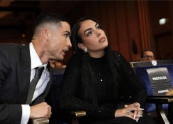 Vợ Ronaldo gây bão với thông điệp nhắm thẳng HLV Bồ Đào Nha