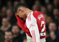 Arsenal bất ngờ dùng tiền đạo đắt giá thay thế Saliba bị chấn thương dài hạn