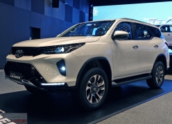 Cận cảnh Toyota Fortuner Leader 2023: Phiên bản 'đơn sơ' nhưng tiện nghi bất ngờ