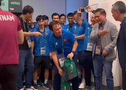 U23 Việt Nam phải nhận huy chương trong phòng thay đồ, CĐV ĐNÁ phẫn nộ