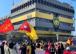 NÓNG: CĐV Malaysia đồng loạt biểu tình trước trụ sở FAM vì bê bối nhập tịch