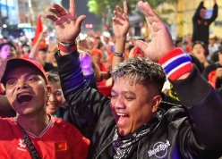 Truyền thông ĐNÁ phát sốt vì CĐV Việt Nam và Malaysia tay bắt mặt mừng