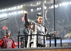 ĐỘC LẠ: Đội bóng Trung Quốc mời cả Hạng Vũ ra sân đại thắng