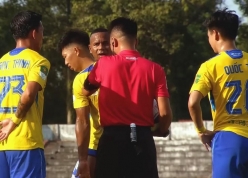 7 cầu thủ đội bóng Việt Nam bao vây trọng tài gây tranh cãi dữ dội