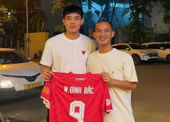 Đình Bắc tặng quà tuyển thủ Lào từng ghi bàn vào lưới tuyển Việt Nam