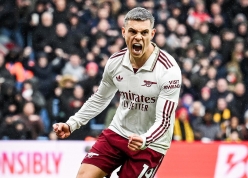 VAR gây bão, Arsenal tiến sát ngôi vương Ngoại hạng Anh