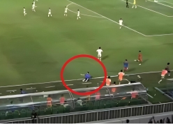 KHÔNG CÓ TRÊN TIVI: Trợ lý U19 Việt Nam bị cầu thủ Indonesia xô ngã gây phẫn nộ