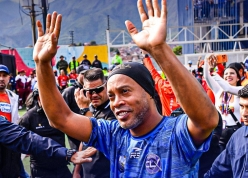 CHÍNH THỨC: Ronaldinho trở lại thi đấu chuyên nghiệp sau hơn 1 thập kỷ
