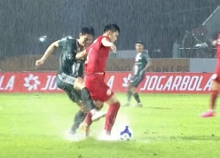 NÓNG: Ban kỷ luật VFF sẽ họp vụ Tấn Sinh đá thô bạo vào chân Đình Bắc