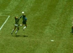 Kỷ vật bất tử của Diego Maradona đổi chủ với mức giá gây bất ngờ