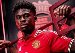 MU trao 'biểu tượng di sản' của Van Persie và Solskjaer cho tân binh Baleba