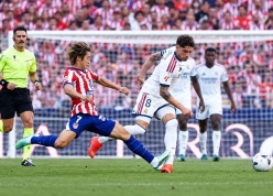 Mourinho mang 'bằng chứng thẻ đỏ' vào họp báo, nói thẳng điều bất thường ở derby Madrid