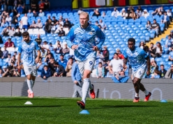 Huyền thoại MU: 'Vứt hết huy chương Premier League của Man City vào sọt rác đi'