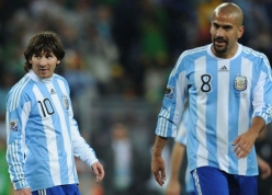 CHÍNH THỨC: Huyền thoại Argentina nhận án phạt nặng vì hành động gây bão