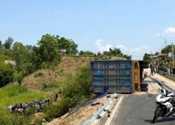 Từ vụ tai nạn Đắk Lắk: Rủi ro khó lường khi đi cạnh xe container