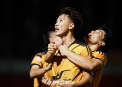 Cầu thủ Lào gốc Việt vừa gây sốt ở V-League thực ra là ai?