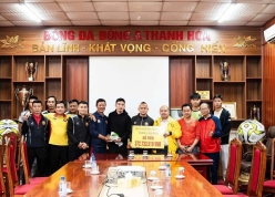 Doãn Ngọc Tân xúc động trước món quà đặc biệt từ CĐV Thanh Hóa