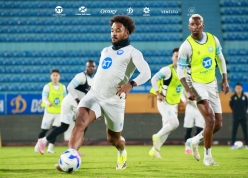 Xuân Son được lì xì trước màn so tài then chốt ở V-League