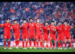 HLV Kim Sang Sik 'chơi lớn' gọi 6 trung vệ đấu Malaysia?