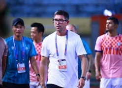HLV Harry Kewell bức xúc tố thủ môn Đình Triệu câu giờ quá nhiều
