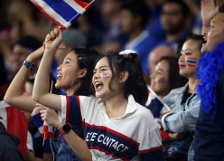 CĐV Thái Lan đồng loạt réo tên ĐT Việt Nam khi suýt thua Trung Quốc