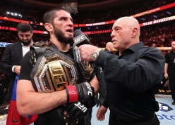 CHÍNH THỨC: Islam Makhachev bảo vệ đai vô địch hạng bán trung UFC