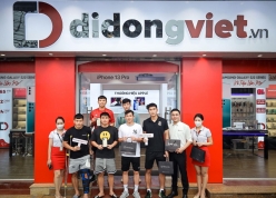Nhâm Mạnh Dũng, Phan Tấn Tài, Nguyễn Thanh Bình,... cùng đồng đội sở hữu iPhone 13 Pro Max tại Di Động Việt
