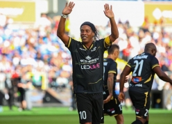 Ronaldinho bất ngờ ký hợp đồng với đội bóng Italia ở tuổi 46