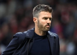 CĐV MU nổi giận với Carrick vì loạt quyết định khó hiểu