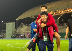 Sốt: Hình ảnh Lý Đức cõng Hiểu Minh xuống sân ăn mừng U23 Việt Nam đả bại Hàn Quốc
