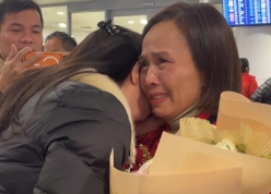 Mẹ Hiểu Minh khóc nức nở khi đón con trai trở về từ U23 Việt Nam