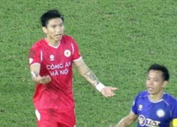 Va chạm mạnh, Văn Quyết từ chối bắt tay 'đàn em' Đoàn Văn Hậu