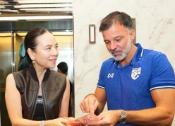 Nữ tỉ phú Madam Pang 'chơi lớn', thưởng khủng HLV ĐT Thái Lan nếu...