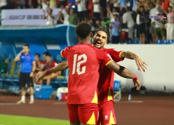 'Cặp bài trùng' Son - Hên ôm nhau thắm thiết ở trận Việt Nam đại thắng Malaysia
