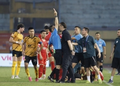 HLV Popov chính thức lên tiếng sau tình huống nhận thẻ đỏ, phản ứng trọng tài