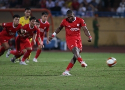 Sự cố khó tin ở V-League: CLB mất siêu tiền đạo vì phiên dịch