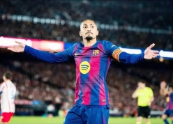 Raphinha san bằng cột mốc ghi bàn của Messi sau màn hủy diệt Valencia