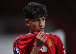 Đủ điều kiện đá Premier League, 'thần đồng' 16 tuổi của MU vẫn bị đối xử khác biệt