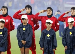 Xe buýt tuyển nữ Iran bị bao vậy, cầu thủ phát tín hiệu cầu cứu