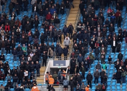 Thảm bại tại Etihad, CĐV Liverpool đồng loạt làm điều đáng xấu hổ