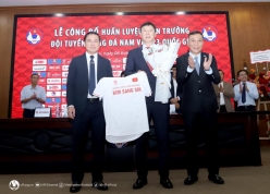 HLV Kim Sang-sik lập chuỗi thành tích đáng nể cùng bóng đá Việt Nam