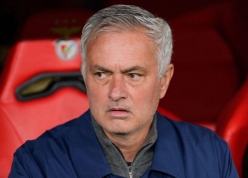 CHÍNH THỨC: UEFA xử phạt đội của HLV Mourinho