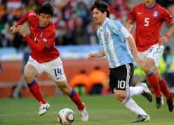 Trợ lý HLV Kim Sang-sik rời ĐT Việt Nam từng đối đầu Messi