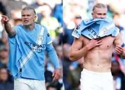 Haaland bị rách áo